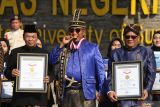 Rektor Universitas Negeri Surabaya (Unesa) Nurhasan (tengah) berfoto dengan medali MURI usai upacara peringatan Hari Ulang Tahun (HUT) ke-79 Republik Indonesia di Surabaya, Jawa Timur, Sabtu (17/8/2024). Unesa memecahkan dua rekor Museum Rekor Dunia Indonesia (MURI) yaitu perguruan tinggi yang membuat poster terbanyak berbasis kecerdasan buatan dan teknologi informasi lainnya, sebanyak 632 poster yang melibatkan mahasiswa serta rekor sebagai perguruan tinggi dengan mitra usaha mikro, kecil dan menengah (UMKM) bersertifikat produk halal terbanyak dengan total 160. ANTARA Jatim/Moch Asim/um.