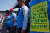 Petugas kebersihan mengikuti upacara peringatan detik-detik Proklamasi Kemerdekaan ke-79 RI di Tempat Pembuangan Akhir (TPA) Banjardawa, Kabupaten Jombang, Jawa Timur, Sabtu (17/8/2024). Upacara bendera peringatan HUT RI itu untuk menumbuhkan jiwa patriotisme dan nasionalisme para petugas kebersihan karena mereka dinilai sebagai pahlawan lingkungan serta mengajak masyarakat mengisi kemerdekaan dengan menjaga lingkungan tetap bersih dari sampah. ANTARA Jatim/Syaiful Arif/mas.