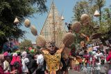 Peserta mengikuti Cianjur Agriculture Carnival di Kabupaten Cianjur, Jawa Barat, Minggu (18/8/2024). Kegiatan yang diikuti 32 kecamatan di Kabupaten Cianjur tersebut dalam rangka memperkenalkan potensi seni budaya dan hasil pertanian sekaligus menyemarakkan HUT Ke-79 Kemerdekaan RI. ANTARA FOTO/Henry Purba/agr