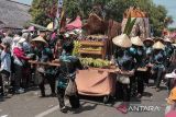 Warga membawa hasil pertanian saat Cianjur Agriculture Carnival di Kabupaten Cianjur, Jawa Barat, Minggu (18/8/2024). Kegiatan yang diikuti 32 kecamatan di Kabupaten Cianjur tersebut dalam rangka memperkenalkan potensi seni budaya dan hasil pertanian sekaligus menyemarakkan HUT Ke-79 Kemerdekaan RI. ANTARA FOTO/Henry Purba/agr