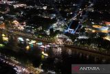 Sejumlah jukung (perahu) hias melintas di Sungai Martapura, Banjarmasin, Kalimantan Selatan, Sabtu (17/8/2024). Pemerintah Provinsi Kalimantan Selatan menyelenggarakan festival HUT ke-74 Kalimantan Selatan sekaligus HUT ke-79 RI serta menjadi panggung hiburan masyarakat. ANTARA/Abdul Hakim.