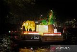 Jukung (perahu) hias melintas di Sungai Martapura, Banjarmasin, Kalimantan Selatan, Sabtu (17/8/2024). Pemerintah Provinsi Kalimantan Selatan menyelenggarakan festival HUT ke-74 Kalimantan Selatan sekaligus HUT ke-79 RI serta menjadi panggung hiburan masyarakat. ANTARA/Abdul Hakim.