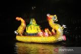 Jukung (perahu) hias melintas di Sungai Martapura, Banjarmasin, Kalimantan Selatan, Sabtu (17/8/2024). Pemerintah Provinsi Kalimantan Selatan menyelenggarakan festival HUT ke-74 Kalimantan Selatan sekaligus HUT ke-79 RI serta menjadi panggung hiburan masyarakat. ANTARA/Abdul Hakim.