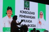 Bakal calon bupati Kediri Deny Widyanarko (kiri) melakukan orasi politik pada konsolidasi pemenangan pilkada Partai Kebangkitab Bangsa (PKB) di Kediri, Jawa Timur, Minggu (18/8/2024). Kegiatan yang dihadiri kader dan simpatisan PKB se-Kediri tersebut guna memenangkan Deny Widyanarko berpasangan dengan Mudawamah sebagai bakal calon bupati Kediri pada Pilkada 2024. ANTARA Jatim/Prasetia Fauzani/mas 