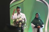 Bakal calon bupati Kediri Deny Widyanarko (kiri) bersama bakal calon wakil bupati Kediri Mudawamah melakukan orasi politik pada konsolidasi pemenangan pilkada Partai Kebangkitab Bangsa (PKB) di Kediri, Jawa Timur, Minggu (18/8/2024). Kegiatan yang dihadiri kader dan simpatisan PKB se-Kediri tersebut guna memenangkan Deny Widyanarko berpasangan dengan Mudawamah sebagai bakal calon bupati Kediri pada Pilkada 2024. ANTARA Jatim/Prasetia Fauzani/mas.