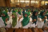 Sejumlah kader dan simpatisan Partai Kebangkitab Bangsa (PKB) mengepalkan tangan saat menghadiri konsolidasi pemenangan pilkada di Kediri, Jawa Timur, Minggu (18/8/2024). Kegiatan yang dihadiri kader dan simpatisan PKB se-Kediri tersebut guna memenangkan Deny Widyanarko berpasangan dengan Mudawamah sebagai bakal calon bupati Kediri pada Pilkada 2024. ANTARA Jatim/Prasetia Fauzani/mas.