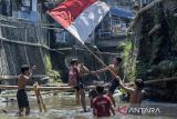 Warga bertanding gebuk bantal di aliran sungai Cikapundung, Bandung, Jawa Barat, Minggu (18/8/2024). Warga kawasan bantaran sungai tersebut memanfaatkan aliran sungai dangkal untuk melaksanakan lomba dalam rangka memeriahkan peringatan HUT Ke-79 Republik Indonesia. ANTARA FOTO/Novrian Arbi/agr