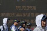 Kontingen atlet mengikuti upacara Pengukuhan dan Pelepasan Kontingen Jawa Barat untuk PON XXI/2024 di halaman Gedung Sate, Bandung, Jawa Barat, Minggu (18/8/2024). Pemerintah Jawa Barat melepas 1029 atlet yang akan tampil pada 869 nomor pertandingan dari 85 disiplin cabang olahraga dengan target tiga kali juara pada PON XXI/2024 di Aceh-Sumatera Utara. ANTARA FOTO/Novrian Arbi/agr