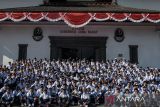 Sejumlah atlet mengikuti upacara pengukuhan dan pelepasan kontingen Jawa Barat untuk PON XXI/2024 di halaman Gedung Sate, Bandung, Jawa Barat, Minggu (18/8/2024). Pemerintah Jawa Barat melepas 1029 atlet yang akan tampil pada 869 nomor pertandingan dari 85 disiplin cabang olahraga dengan target tiga kali juara pada PON XXI/2024 di Aceh-Sumatera Utara. ANTARA FOTO/Novrian Arbi/agr