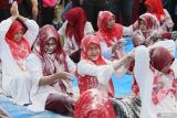 Sejumlah warga berlomba adu cepat estafet tepung terigu saat mengikuti lomba 17 Agustus di Desa Lamgapang, Krueng Barona Jaya, Aceh Besar, Aceh Minggu (18/8/2024). Perlombaan rakyat seperti balap karung, parut kelapa, estafet tepung terigu tersebut diikuti warga lintas usia, yang digelar untuk memeriahkan HUT ke 79 Kemerdekaan Republik Indonesia, sekaligus upaya dalam meningkatkan kekompakan antar sesama masyarakat. ANTARA FOTO/Khalis Surry