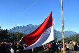 Sejumlah pendaki mengikuti upacara bendera memperingati HUT ke-79 Proklamasi Kemerdekaan RI di kawasan Puncak Bayangan Gunung Penanggungan di Kabupaten Mojokerto, Jawa Timur, Sabtu (17/8/2024). Ratusan pendaki dari berbagai daerah melakukan pendakian dan mengikuti upacara memperingati HUT RI di gunung tersebut. Antara Jatim/Siswowidodo/mas.