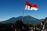 Sejumlah pendaki mengikuti upacara bendera memperingati HUT ke-79 Proklamasi Kemerdekaan RI di kawasan Puncak Bayangan Gunung Penanggungan di Kabupaten Mojokerto, Jawa Timur, Sabtu (17/8/2024). Ratusan pendaki dari berbagai daerah melakukan pendakian dan mengikuti upacara memperingati HUT RI di gunung tersebut. Antara Jatim/Siswowidodo/mas.