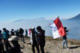 Sejumlah pendaki berada di puncak Gunung Penanggungan di Kabupaten Mojokerto, Jawa Timur, Sabtu (17/8/2024). Ribuan pendaki dari berbagai daerah melakukan pendakian ke puncak Gunung Penanggungan tersebut untuk memperingati HUT ke-79 Prokklamasi Kemerdekaan RI. ANTARA Jatim/Siswowidodo/mas.