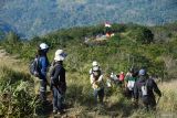 Sejumlah orang melakukan pendakian di Gunung Penanggungan di Kabupaten Mojokerto, Jawa Timur, Sabtu (17/8/2024). Ribuan pendaki dari berbagai daerah melakukan pendakian ke puncak Gunung Penanggungan tersebut untuk memperingati HUT ke-79 Prokklamasi Kemerdekaan RI. ANTARA Jatim/Siswowidodo/mas.