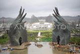 Sejumlah pekerja menyelesaikan pembangunan proyek Taman Kusuma Bangsa di IKN, Penajam Paser Utara, Kalimantan Timur, Rabu (7/8/2024). Menteri PUPR Basuki Hadimuljono menargetkan pembangunan Memorial Park IKN selesai pada 16 Agustus 2024 mendatang, yang nantinya akan digunakan sebagai tempat apel kehormatan dan renungan suci rangkaian peringatan HUT Ke-79 Kemerdekaan RI. Antara Kaltim/M Risyal Hidayat