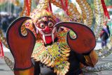 Peserta karnaval Shining Jayandaru melintas di Jalan Ahmad Yani, Sidoarjo, Jawa Timur, Minggu (18/8/2024). Karnaval Shining Jayandaru dengan tema Sidoarjo The Local Wisdom yang diikuti sekitar 43 peserta tersebut dalam rangka memperingati HUT ke-79 Kemerdekaan Republik Indonesia. Antara Jatim/Umarul Faruq/mas