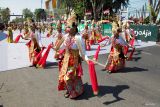 Peserta mempersembahkan tari tradisional saat mengikuti karnaval Shining Jayandaru di Alun-alun Sidoarjo, Jawa Timur, Minggu (18/8/2024). Karnaval Shining Jayandaru dengan tema Sidoarjo The Local Wisdom yang diikuti sekitar 43 peserta tersebut dalam rangka memperingati HUT ke-79 Kemerdekaan Republik Indonesia. Antara Jatim/Umarul Faruq/mas