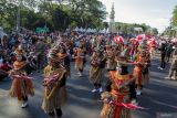 Peserta karnaval Shining Jayandaru melintas di Jalan Ahmad Yani, Sidoarjo, Jawa Timur, Minggu (18/8/2024). Karnaval Shining Jayandaru dengan tema Sidoarjo The Local Wisdom yang diikuti sekitar 43 peserta tersebut dalam rangka memperingati HUT ke-79 Kemerdekaan Republik Indonesia. Antara Jatim/Umarul Faruq/mas