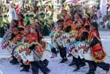 Peserta mempersembahkan tari tradisional saat mengikuti karnaval Shining Jayandaru di Alun-alun Sidoarjo, Jawa Timur, Minggu (18/8/2024). Karnaval Shining Jayandaru dengan tema Sidoarjo The Local Wisdom yang diikuti sekitar 43 peserta tersebut dalam rangka memperingati HUT ke-79 Kemerdekaan Republik Indonesia. Antara Jatim/Umarul Faruq/mas