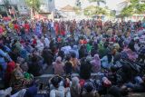 Peserta karnaval Shining Jayandaru melintas di Jalan Ahmad Yani, Sidoarjo, Jawa Timur, Minggu (18/8/2024). Karnaval Shining Jayandaru dengan tema Sidoarjo The Local Wisdom yang diikuti sekitar 43 peserta tersebut dalam rangka memperingati HUT ke-79 Kemerdekaan Republik Indonesia. Antara Jatim/Umarul Faruq/mas