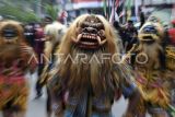 Peserta membawakan tarian tradisional saat mengikuti Pawai Pembangunan dan Karnaval Budaya Nusantara di Samarinda, Kalimantan Timur, Minggu (18/8/2024). Karnaval yang diikuti ratusan masyarakat dari lintas generasi tersebut dalam rangka memeriahkan HUT Ke-79 Republik Indonesia sekaligus sebagai upaya melestarikan dan mengenalkan berbagai budaya di Indonesia kepada generasi muda. Antara Kaltim/M Risyal Hidayat