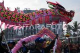 Peserta unjuk kebolehan memainkan naga liong api saat mengikuti Pawai Pembangunan dan Karnaval Budaya Nusantara di Samarinda, Kalimantan Timur, Minggu (18/8/2024). Karnaval yang diikuti ratusan masyarakat dari lintas generasi tersebut dalam rangka memeriahkan HUT Ke-79 Republik Indonesia sekaligus sebagai upaya melestarikan dan mengenalkan berbagai budaya di Indonesia kepada generasi muda. Antara Kaltim/M Risyal Hidayat