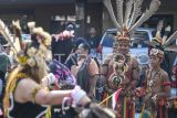 Warga dengan mengenakan pakaian khas Suku Dayak saat melihat Pawai Pembangunan dan Karnaval Budaya Nusantara di Samarinda, Kalimantan Timur, Minggu (18/8/2024). Karnaval yang diikuti ratusan masyarakat dari lintas generasi tersebut dalam rangka memeriahkan HUT Ke-79 Republik Indonesia sekaligus sebagai upaya melestarikan dan mengenalkan berbagai budaya di Indonesia kepada generasi muda. Antara Kaltim/M Risyal Hidayat