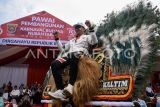 Wali Kota Samarinda Andi Harun berada di atas kepala Reog Ponorogo saat menghadiri pawai pembangunan dan karnaval budaya nusantara di Samarinda, Kalimantan Timur, Minggu (18/8/2024). Karnaval yang diikuti ratusan masyarakat dari lintas generasi tersebut dalam rangka memeriahkan HUT Ke-79 Republik Indonesia sekaligus sebagai upaya melestarikan dan mengenalkan berbagai budaya di Indonesia kepada generasi muda. Antara Kaltim/M Risyal Hidayat