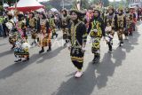 Peserta membawakan pakaian adat Kalimantan saat mengikuti Pawai Pembangunan dan Karnaval Budaya Nusantara di Samarinda, Kalimantan Timur, Minggu (18/8/2024). Karnaval yang diikuti ratusan masyarakat dari lintas generasi tersebut dalam rangka memeriahkan HUT Ke-79 Republik Indonesia sekaligus sebagai upaya melestarikan dan mengenalkan berbagai budaya di Indonesia kepada generasi muda. Antara Kaltim/M Risyal Hidayat