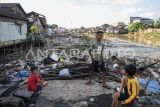 Sejumlah bocah bermain di puing bangunan yang dibongkar di bantaran Sungai Karang Mumus, Samarinda, Kalimantan Timur, Selasa (13/8/2024). Pemerintah Kota Samarinda melakukan pembebasan lahan sekitar 53 bangunan pada tahap kedua bertujuan untuk normalisasi Sungai Karang Mumus guna mengurangi risiko banjir di Samarinda serta menjaga kelestarian lingkungan sekitar. Antara Kaltim/M Risyal Hidayat