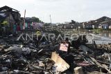 Sejumlah bocah bermain di puing bangunan yang dibongkar di bantaran Sungai Karang Mumus, Samarinda, Kalimantan Timur, Selasa (13/8/2024). Pemerintah Kota Samarinda melakukan pembebasan lahan sekitar 53 bangunan pada tahap kedua bertujuan untuk normalisasi Sungai Karang Mumus guna mengurangi risiko banjir di Samarinda serta menjaga kelestarian lingkungan sekitar. Antara Kaltim/M Risyal Hidayat