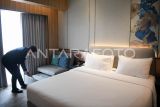 Pekerja merapikan sofa di salah satu kamar Hotel Mercure Samarinda, Kalimantan Timur, Senin (12/8/2024). Menurut Menparekraf Sandiaga Salahuddin Uno, tingkat okupansi dan harga hotel di kawasan Ibu Kota Nusantara (IKN) hingga di Balikpapan dan Samarinda mengalami kenaikan sekitar 70 persen menjelang HUT Ke-79 RI. Antara Kaltim/M Risyal Hidayat