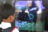 Pelajar melihat tampilan layar dari peralatan Virtual Reality (VR)  dalam Pameran Metaverse Kerajaan Singosari di Malang, Jawa Timur, Senin (19/8/2024). Pameran tersebut diadakan selama tiga hari oleh komunitas Project Rotasi sebagai sarana pembelajaran mengenai sejarah dan peninggalan arkeologi kerajaan Singosari yang dikombinasikan dengan teknologi virtual reality kepada pengunjung. ANTARA Jatim/Ari Bowo Sucipto/mas.