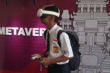 Pelajar menggunakan peralatan Virtual Reality (VR) yang disediakan dalam Pameran Metaverse Kerajaan Singosari di Malang, Jawa Timur, Senin (19/8/2024). Pameran tersebut diadakan selama tiga hari oleh komunitas Project Rotasi sebagai sarana pembelajaran mengenai sejarah dan peninggalan arkeologi kerajaan Singosari yang dikombinasikan dengan teknologi virtual reality kepada pengunjung. ANTARA Jatim/Ari Bowo Sucipto/mas.