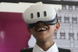 Pelajar menggunakan peralatan Virtual Reality (VR) yang disediakan dalam Pameran Metaverse Kerajaan Singosari di Malang, Jawa Timur, Senin (19/8/2024). Pameran tersebut diadakan selama tiga hari oleh komunitas Project Rotasi sebagai sarana pembelajaran mengenai sejarah dan peninggalan arkeologi kerajaan Singosari yang dikombinasikan dengan teknologi virtual reality kepada pengunjung. ANTARA Jatim/Ari Bowo Sucipto/mas.