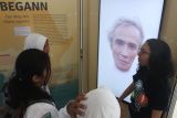 Pelajar melihat layar media interaktif mengenai evolusi manusia dalam Pameran Sains di Gedung Malang Creative Centre (MCC), Jawa Timur, Senin (19/8/2024). Pameran tersebut diadakan lembaga Goethe Institut-Jerman hingga tanggal 15 September 2024 dengan menampilkan berbagai poster pengetahuan, media interaktif serta contoh spesies fauna sebagai sarana edukasi sains bagi pengunjung. ANTARA Jatim/Ari Bowo Sucipto/mas.