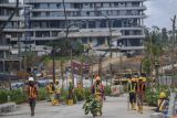 Pekerja mendorong gerobak bersikan tanaman yang akan ditanam di jalur pedestrian di IKN, Penajam Paser Utara, Kalimantan Timur, Senin (5/8/2024). Ibu Kota Nusantara yang dibangun dengan konsep Forest City itu mengedepankan penghijauan yang dimulai dari lahan hingga gedung yang dibangun. ANTARA FOTO/M Risyal Hidayat