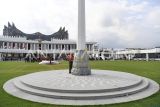 Suasana persiapan di Istana Negara IKN, Penajam Paser Utara, Kalimantan Timur, Jumat (16/8/2024). Menurut Presiden Joko Widodo jumlah tamu undangan yang hadir dalam upacara HUT Ke-79 RI di IKN berjumlah 1.300 orang yang semula 8.000 orang. Antara Kaltim/M Risyal Hidayat