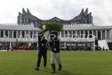 Pekerja mengangkat tanaman yang akan ditanam di Istana Negara IKN, Penajam Paser Utara, Kalimantan Timur, Jumat (16/8/2024). Menurut Presiden Joko Widodo jumlah tamu undangan yang hadir dalam upacara HUT Ke-79 RI di IKN berjumlah 1.300 orang yang semula 8.000 orang. Antara Kaltim/M Risyal Hidayat