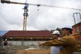 Direktur RSUD Sepaku, Eka Wardhana (kanan) didampingi Site Manager PT Cipta Vera Mandiri Hepy Wahyudi (kiri) melihat proyek pembangunan gedung rumah sakit di Kabupaten Penajam Paser Paser Utara, Kalimantan Timur, Senin (5/8/2024). Kementerian Kesehatan memberikan bantuan peningkatan fasilitas kesehatan berupa penambahan fasilitas rumah sakit tipe C tersebut melalui dana alokasi khusus (DAK) lebih kurang Rp72 miliar untuk menunjang Ibu Kota Nusantara (IKN). ANTARA FOTO/M Risyal Hidayat