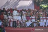 PJ Gubernur Jawa Barat Bey Machmudin memberikan kata sambutan saat menjadi pembina upacara peringatan Hari Jadi Ke-79 Provinsi Jawa Barat di Lapangan Gasibu, Bandung, Jawa Barat, Senin (19/8/2024). Upacara peringatan Hari Jadi ke-79 Provinsi Jawa Barat yang mengusung tema Jabar Menyala Indonesia Maju tersebut diikuti oleh kepala daerah dari 27 kabupaten/kota serta pegawai dan pelajar di Jawa Barat. ANTARA FOTO/Raisan Al Farisi/agr