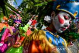 Penari barong dari Bekasi bersiap untuk tampil pada upacara peringatan Hari Jadi Ke-79 Provinsi Jawa Barat di Lapangan Gasibu, Bandung, Jawa Barat, Senin (19/8/2024). Upacara peringatan Hari Jadi ke-79 Provinsi Jawa Barat yang mengusung tema Jabar Menyala Indonesia Maju tersebut diikuti oleh kepala daerah dari 27 kabupaten/kota serta pegawai dan pelajar di Jawa Barat. ANTARA FOTO/Raisan Al Farisi/agr