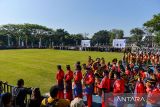 Peserta mengikuti upacara peringatan Hari Jadi Ke-79 Provinsi Jawa Barat di Lapangan Gasibu, Bandung, Jawa Barat, Senin (19/8/2024). Upacara peringatan Hari Jadi ke-79 Provinsi Jawa Barat yang mengusung tema Jabar Menyala Indonesia Maju tersebut diikuti oleh kepala daerah dari 27 kabupaten/kota serta pegawai dan pelajar di Jawa Barat. ANTARA FOTO/Raisan Al Farisi/agr