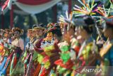 Penari membawakan tarian pada upacara peringatan Hari Jadi Ke-79 Provinsi Jawa Barat di Lapangan Gasibu, Bandung, Jawa Barat, Senin (19/8/2024). Upacara peringatan Hari Jadi ke-79 Provinsi Jawa Barat yang mengusung tema Jabar Menyala Indonesia Maju tersebut diikuti oleh kepala daerah dari 27 kabupaten/kota serta pegawai dan pelajar di Jawa Barat. ANTARA FOTO/Raisan Al Farisi/agr