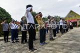 Sejumlah warga melakukan penghormatan bendera saat mengikuti upacara peringatan HUT Ke-79 Kemerdekaan RI di Kantor Desa Sukaraja, Sepaku, Penajam Paser Utara, Kalimantan Timur, Sabtu (17/8/2024). Menurut kepala dusun setempat, upacara yang dilaksanaka secara mandiri itu diikuti sekitar 55 orang warga, bertujuan untuk merawat nasionalisme hingga menjaga jiwa Pancasila dan patriotisme. Antara Kaltim/M Risyal Hidayat