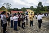 Sejumlah warga melakukan penghormatan bendera saat mengikuti upacara peringatan HUT Ke-79 Kemerdekaan RI di Kantor Desa Sukaraja, Sepaku, Penajam Paser Utara, Kalimantan Timur, Sabtu (17/8/2024). Menurut kepala dusun setempat, upacara yang dilaksanaka secara mandiri itu diikuti sekitar 55 orang warga, bertujuan untuk merawat nasionalisme hingga menjaga jiwa Pancasila dan patriotisme. Antara Kaltim/M Risyal Hidayat