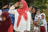 Sejumlah warga melakukan penghormatan bendera saat mengikuti upacara peringatan HUT Ke-79 Kemerdekaan RI di Kantor Desa Sukaraja, Sepaku, Penajam Paser Utara, Kalimantan Timur, Sabtu (17/8/2024). Menurut kepala dusun setempat, upacara yang dilaksanaka secara mandiri itu diikuti sekitar 55 orang warga, bertujuan untuk merawat nasionalisme hingga menjaga jiwa Pancasila dan patriotisme. Antara Kaltim/M Risyal Hidayat