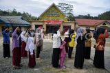 Sejumlah warga melakukan penghormatan bendera saat mengikuti upacara peringatan HUT Ke-79 Kemerdekaan RI di Kantor Desa Sukaraja, Sepaku, Penajam Paser Utara, Kalimantan Timur, Sabtu (17/8/2024). Menurut kepala dusun setempat, upacara yang dilaksanaka secara mandiri itu diikuti sekitar 55 orang warga, bertujuan untuk merawat nasionalisme hingga menjaga jiwa Pancasila dan patriotisme. Antara Kaltim/M Risyal Hidayat