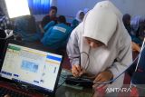 Seorang pelajar melakukan perekaman tanda tangan saat membuat Kartu Tanda Penduduk Penduduk elektronik (e-KTP) di SMK-SMTI di Pontianak, Kalimantan Barat, Senin (19/8/2024). Dinas Kependudukan dan Catatan Sipil Kota Pontianak melaksanakan jemput bola perekaman data KTP elektronik ke sekolah-sekolah untuk memudahkan pemilih pemula memberikan hak suaranya di Pilkada serentak 2024. ANTARA FOTO/Jessica Wuysang