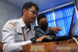 Dua petugas Dinas Kependudukan dan Catatan Sipil Kota Pontianak melakukan perekaman Kartu Tanda Penduduk Penduduk elektronik (e-KTP) untuk pelajar di SMK-SMTI di Pontianak, Kalimantan Barat, Senin (19/8/2024). Dinas Kependudukan dan Catatan Sipil Kota Pontianak melaksanakan jemput bola perekaman data KTP elektronik ke sekolah-sekolah untuk memudahkan pemilih pemula memberikan hak suaranya di Pilkada serentak 2024. ANTARA FOTO/Jessica Wuysang